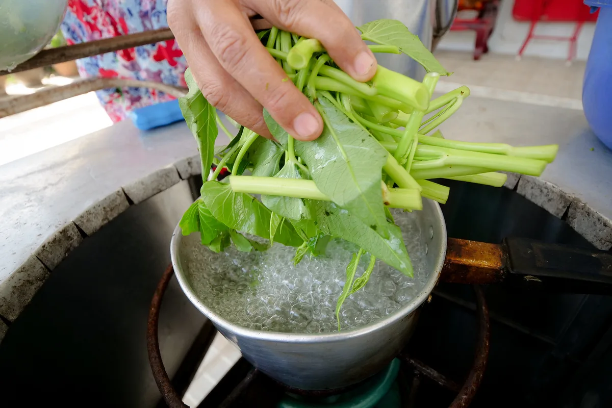 Món Thái Sốt Tôm Đậm Đà Ăn Kèm Rau Muống, Thử Là Ghiền!