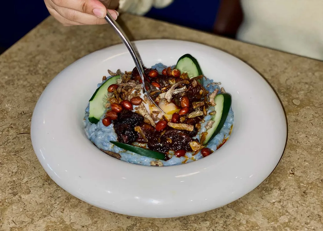 Nasi Lemak Risotto Gây Bão và Laksa Angel Hair Khiến Mình Mê Mẩn Tại Roots Bistro Bangsar