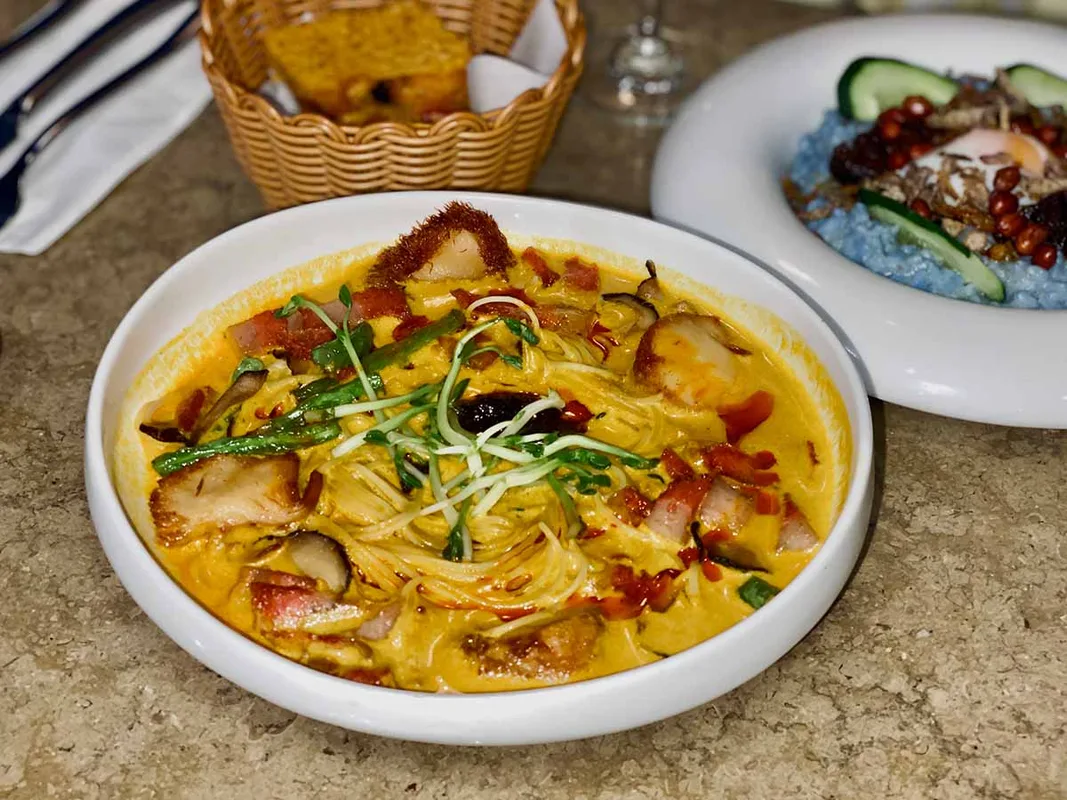 Nasi Lemak Risotto Gây Bão và Laksa Angel Hair Khiến Mình Mê Mẩn Tại Roots Bistro Bangsar