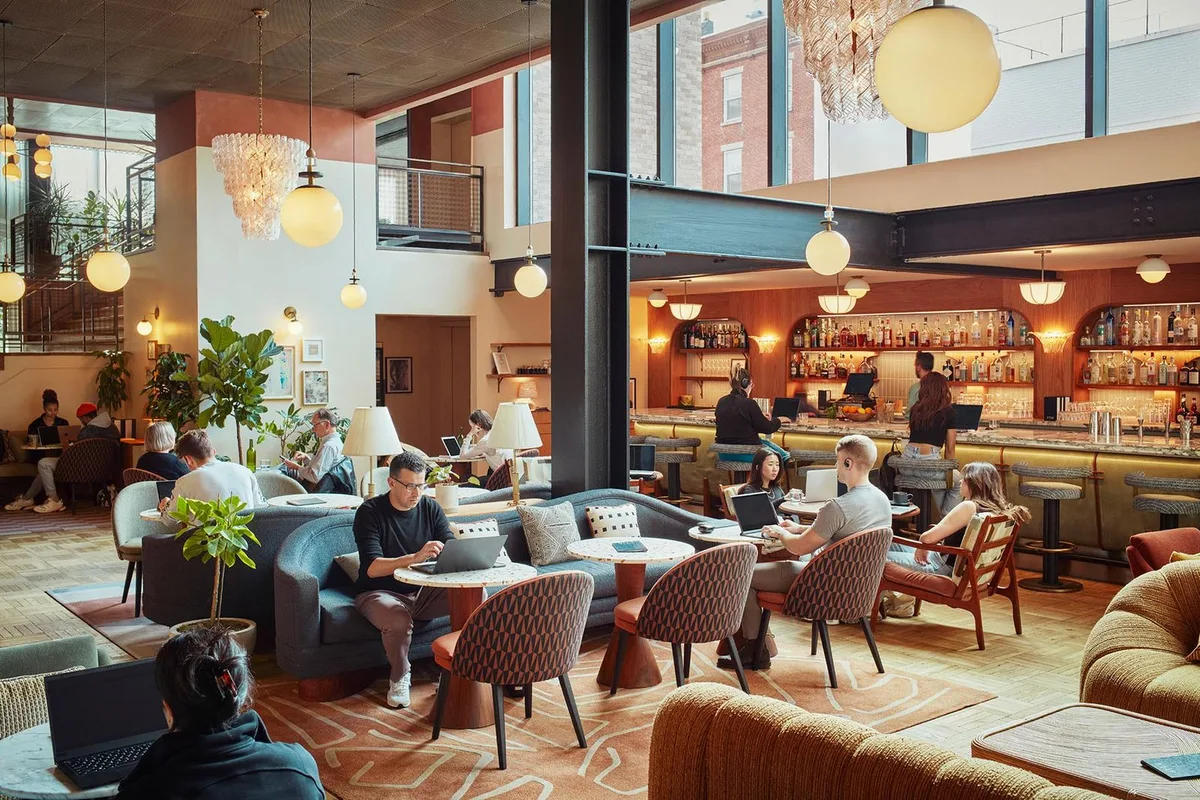 Ngồi Lê La Làm Việc Trong Những Sảnh Khách Sạn Đỉnh Cao Ở NYC
