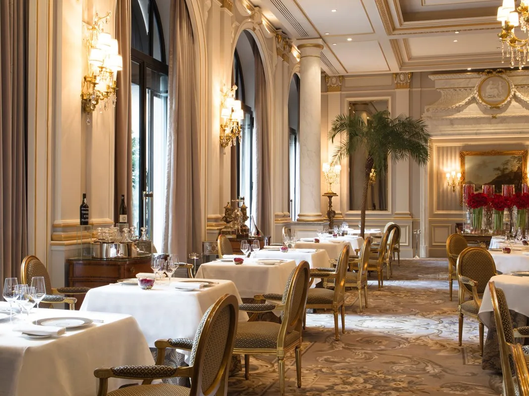 Ngủ Gần Tháp Eiffel: 11 Khách Sạn Đẹp Tại Paris