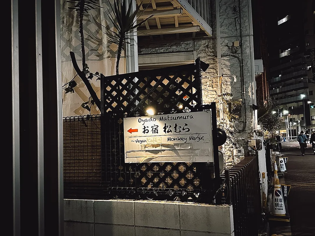 Nhà Hàng Lạ Lùng Với Đầu Bếp Hóa Trang Khỉ Tại Tokyo