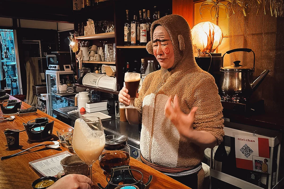 Nhà Hàng Lạ Lùng Với Đầu Bếp Hóa Trang Khỉ Tại Tokyo