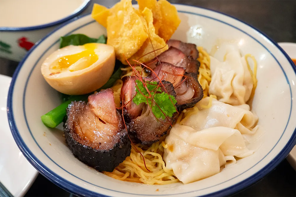 Phát Hiện Quán Mì Hoành Thánh Siêu Ngon Giữa Khu Công Nghiệp