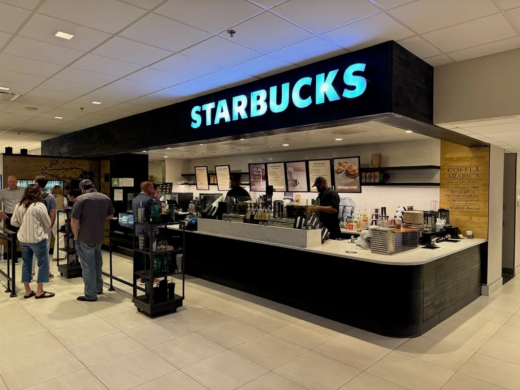Phi Công Đứng Xếp Hàng Starbucks Khiến Chuyến Bay Bị Trễ: Thế Nào Là Cà Phê Của American Airlines