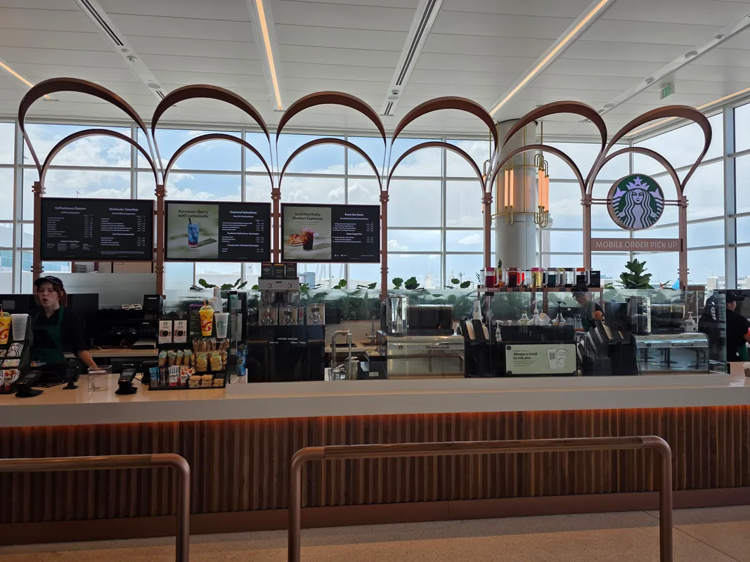 Phi Hành Gia Đến Trễ Vì Bị Kẹt Hàng Ở Starbucks