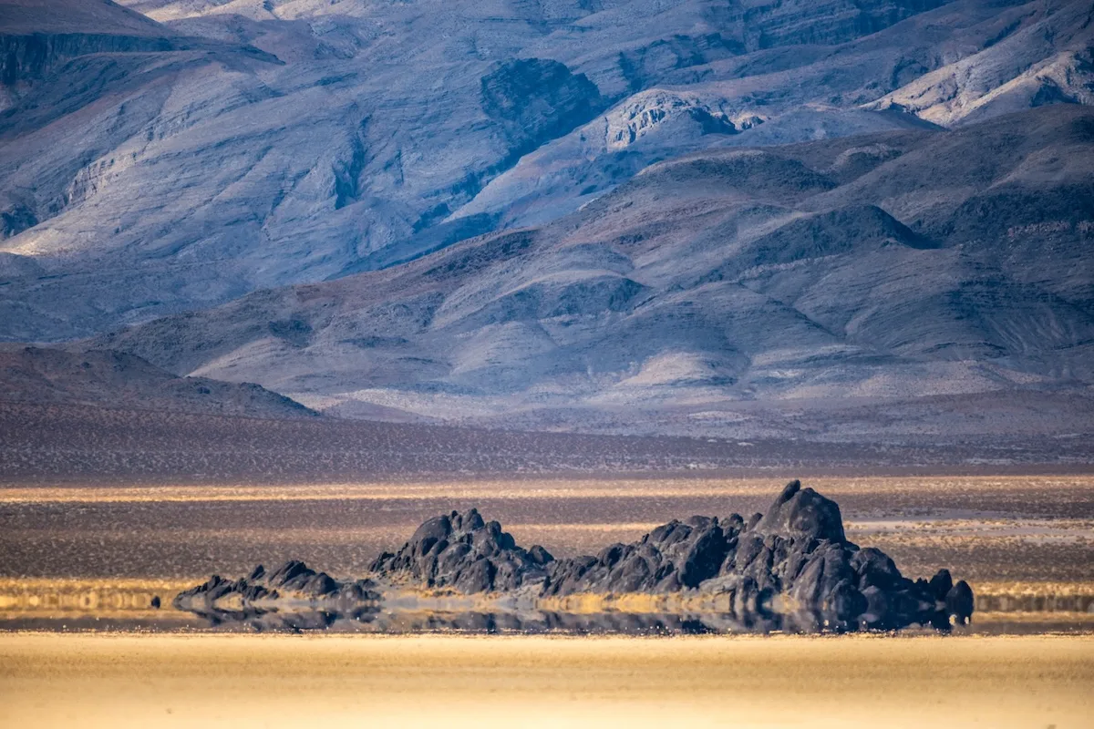 Racetrack Playa: Hành Trình Khám Phá Hoang Mạc với Những Đá Di Chuyển Kỳ Bí