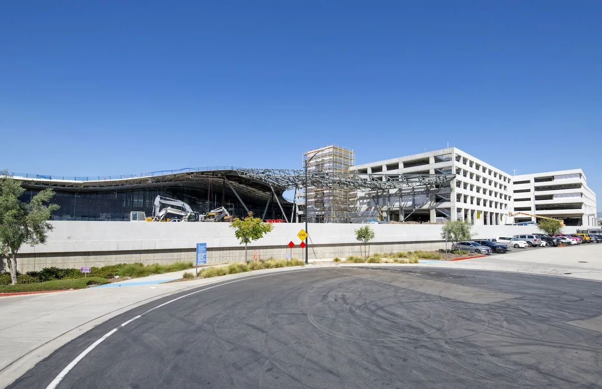 Sân Bay Hollywood Burbank: Cải Tiến Mới Để Giữ Chữ Tín Đơn Giản Hóa