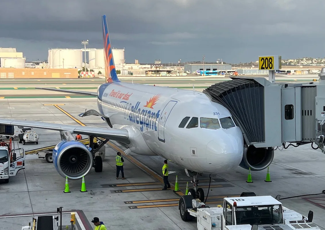 Tại Sao Spirit Thất Bại Trong Khi Ryanair Trở Thành Hãng Bay Lợi Nhuận?
