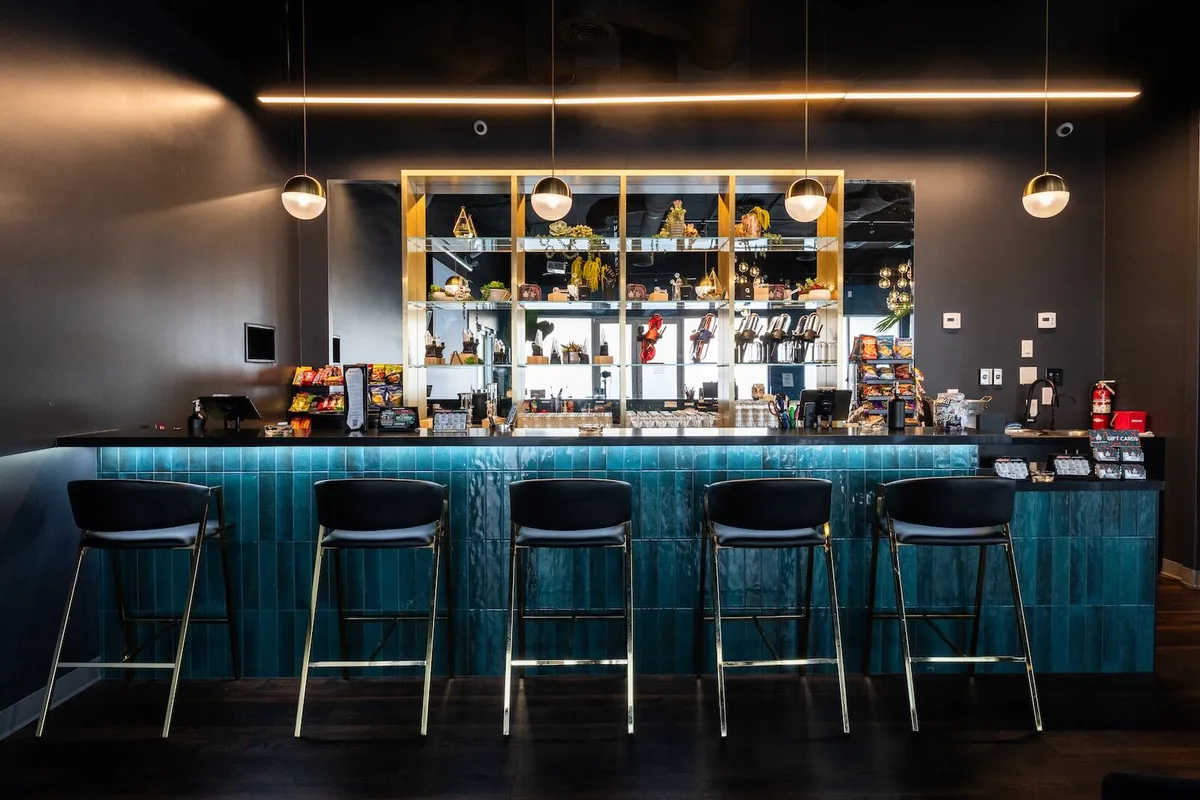 Tham Quan Lounge Cannabis Gần Sân Bay LAX: Tiệc Xem World Cup Độc Đáo