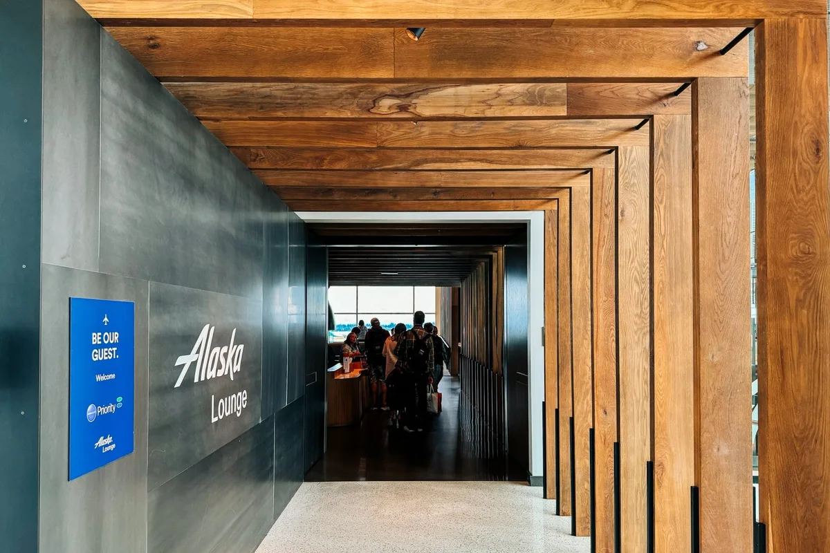 Thẻ Atmos Rewards Ascent Visa Signature: Điểm thưởng giá trị cho bay Alaska và Hawaiian