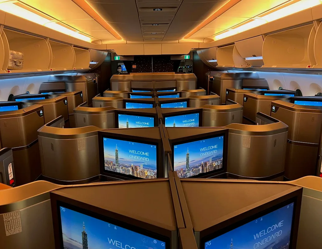 Thử Hạng Phổ Thông Trên Starlux Airlines: Có Thật Sự Đáng Giá?