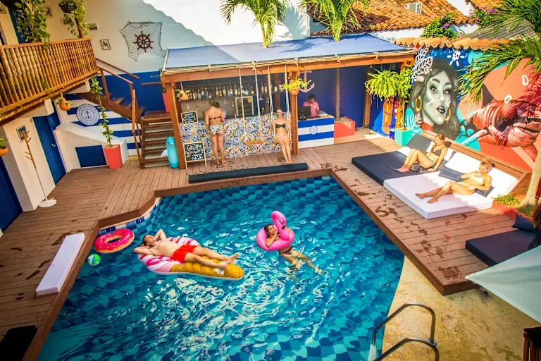 Thử Sức Với Cuộc Sống Về Đêm Đầy Sắc Màu Ở Cartagena