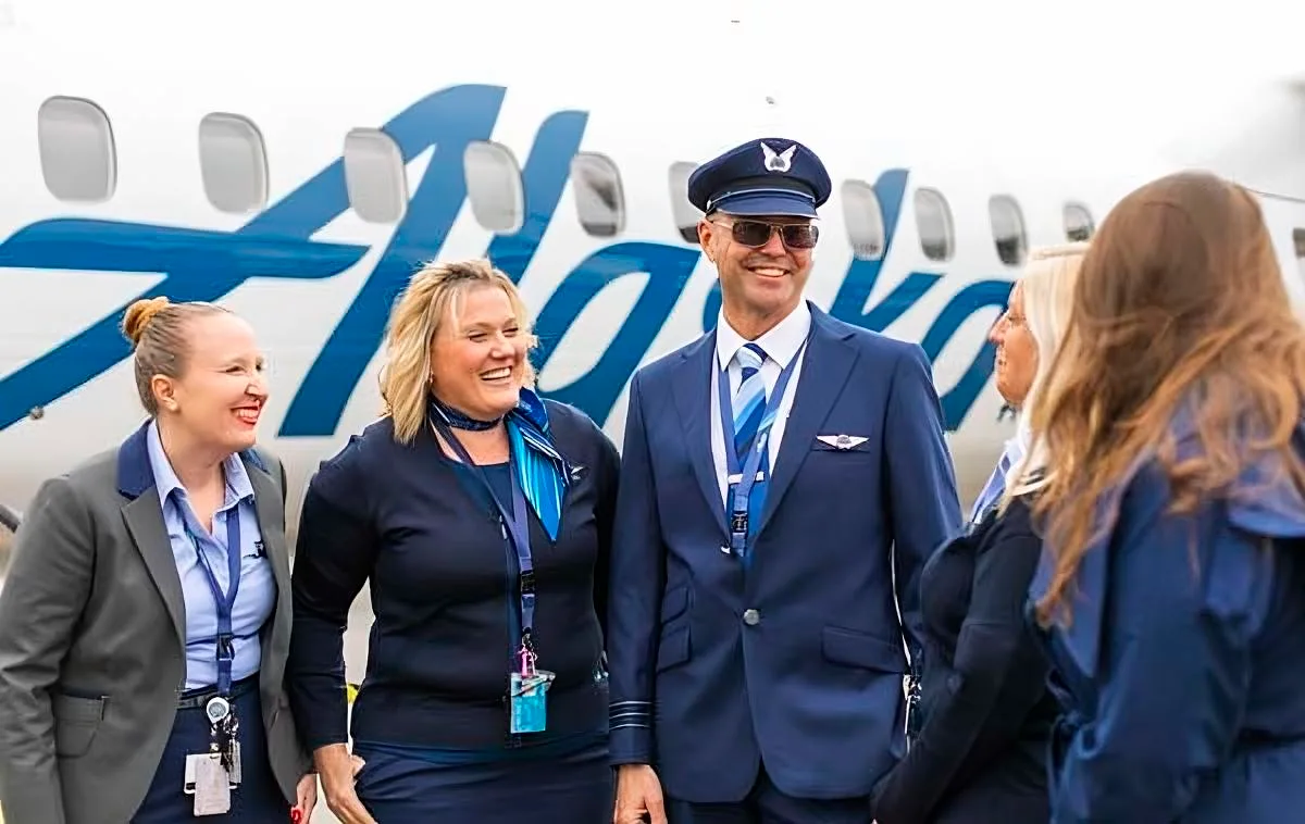 Tiếp Viên Hàng Không Alaska Airlines Đeo Pin ‘ICE OUT’ Trên Máy Bay — Chính Trị Không Phải Là Ý Tưởng Hay