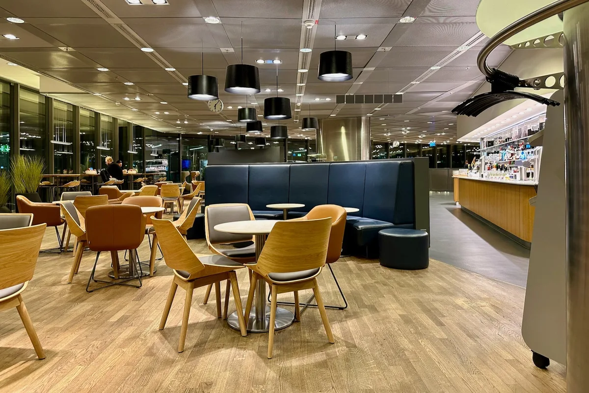 Tin Buồn Cho Các Thẻ Amex: Giảm Giá Bay Mới, Nhưng Mất Quyền Truy Cập Phòng Chờ Lufthansa