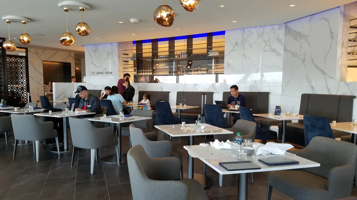 Tin sốc: United Airlines Giảm Quyền Lợi Hạng Thương Gia Nặng Nề