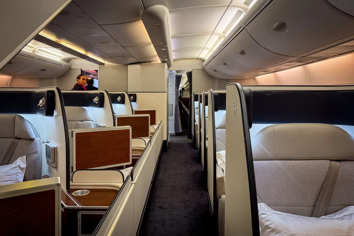Trải Nghiệm Bay Hạng Nhất Qantas: Đẳng Cấp Vượt Trội