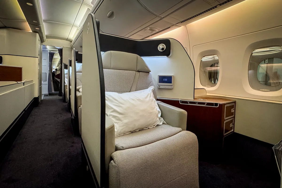 Trải Nghiệm Bay Hạng Nhất Qantas: Đẳng Cấp Vượt Trội