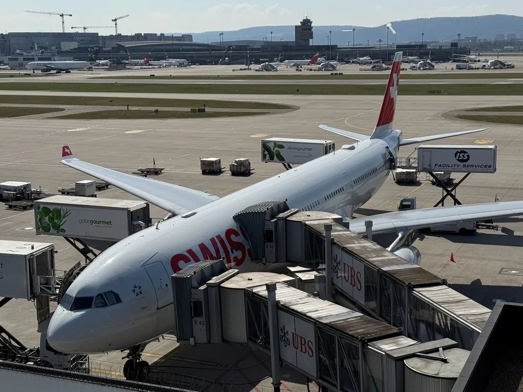 Trải Nghiệm Bay Hạng Phổ Thông Trên SWISS A330: Đồ Ăn Tuyệt Hảo Nhưng Hành Trình Dài
