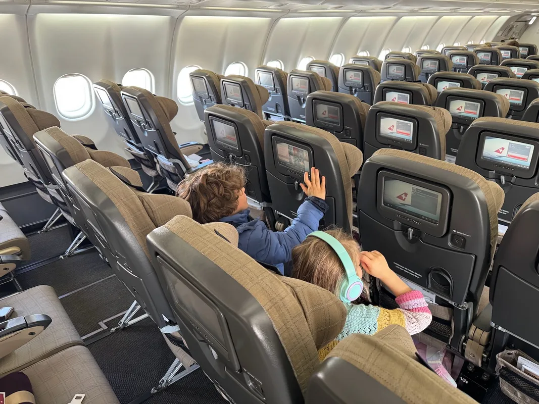 Trải Nghiệm Bay Hạng Phổ Thông Trên SWISS A330: Đồ Ăn Tuyệt Hảo Nhưng Hành Trình Dài