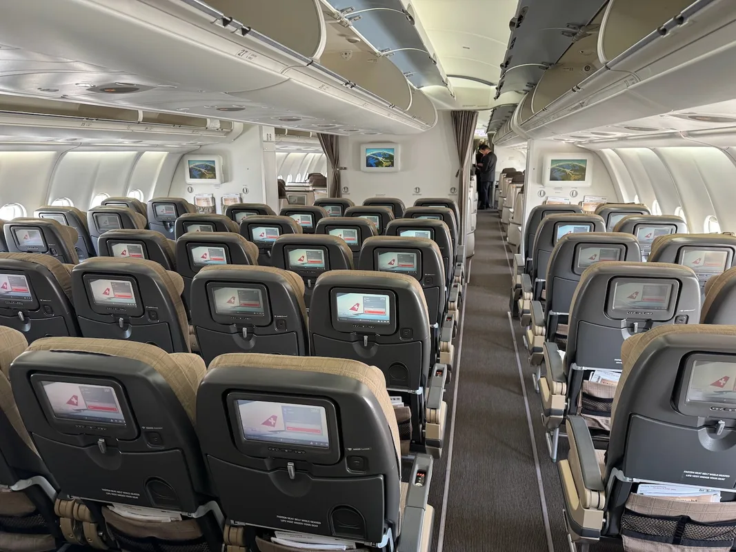 Trải Nghiệm Bay Hạng Phổ Thông Trên SWISS A330-300: Từ Zurich Đến Chicago