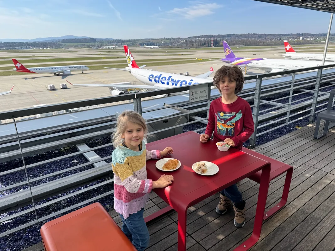 Trải Nghiệm Bay Hạng Phổ Thông Trên SWISS A330: Đồ Ăn Tuyệt Hảo Nhưng Hành Trình Dài