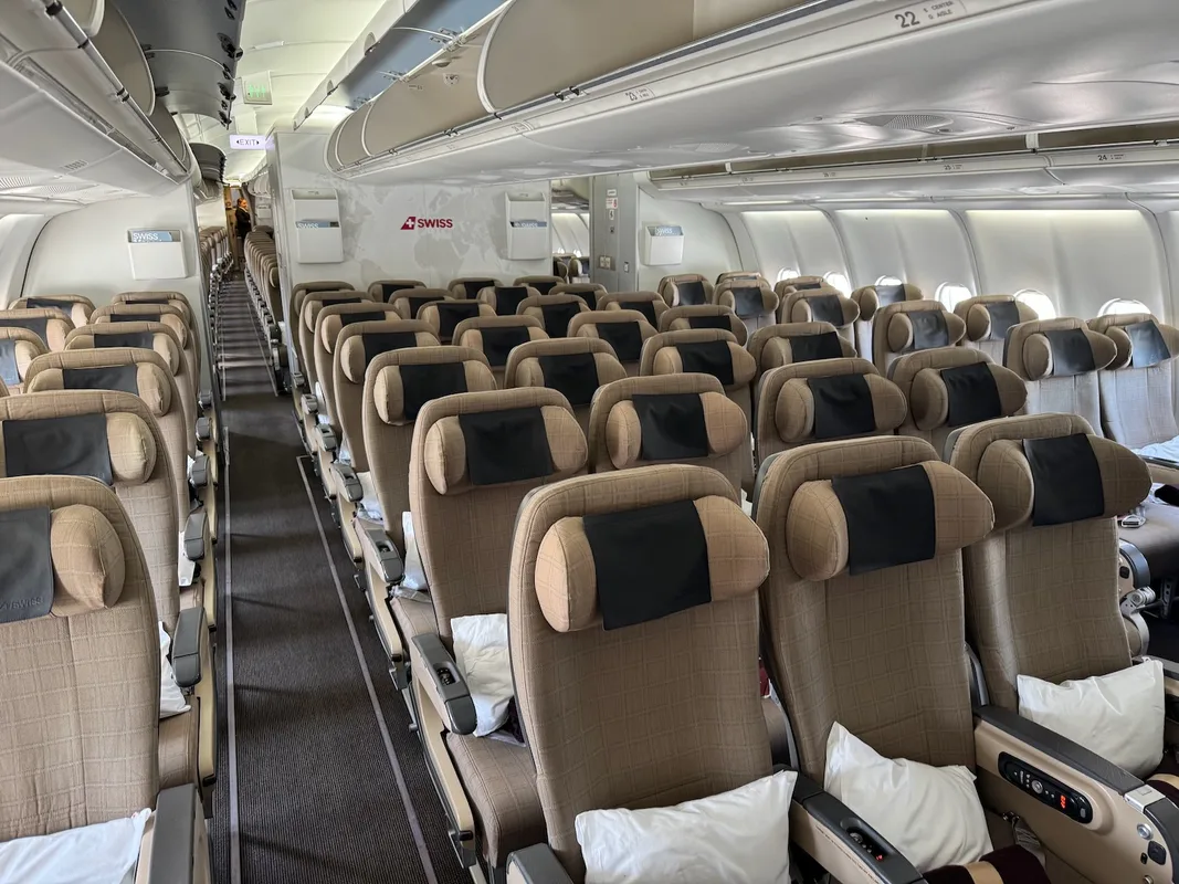 Trải Nghiệm Bay Hạng Phổ Thông Trên SWISS A330: Đồ Ăn Tuyệt Hảo Nhưng Hành Trình Dài