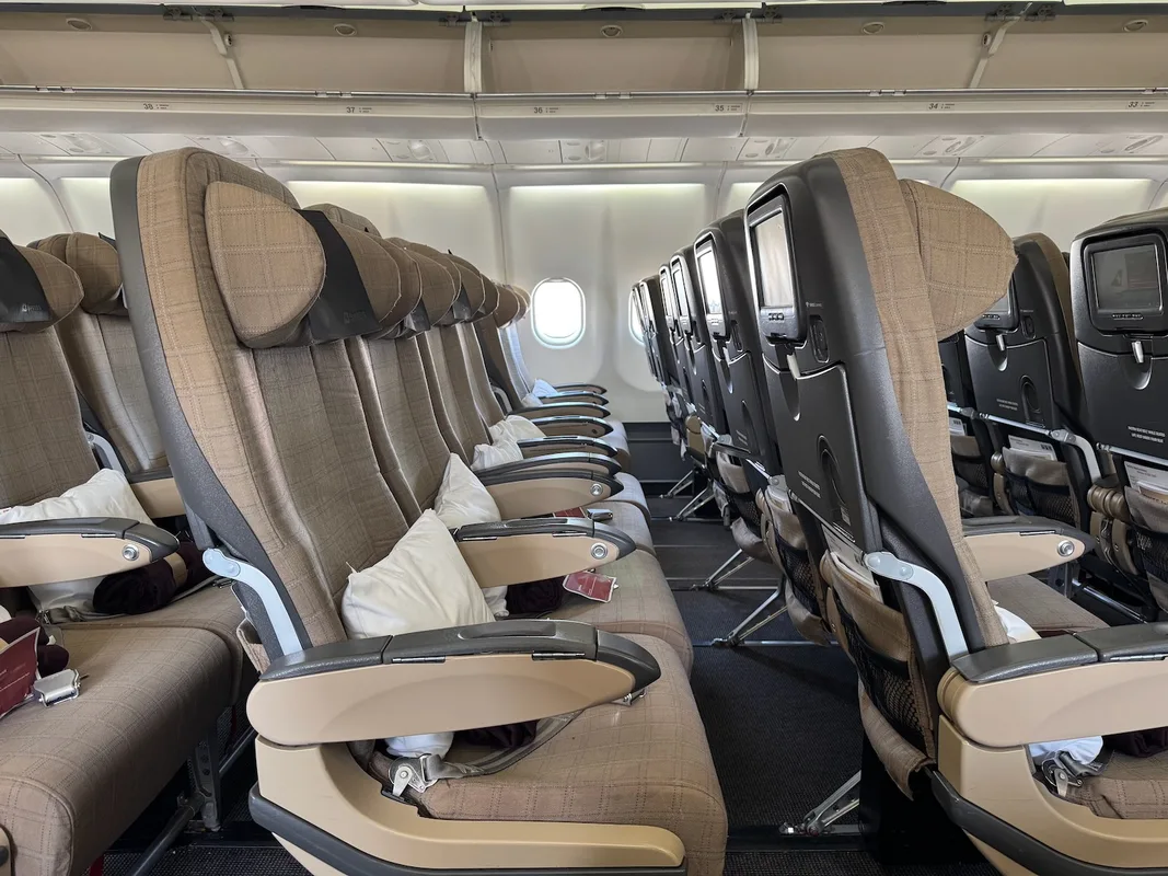 Trải Nghiệm Bay Hạng Phổ Thông Trên SWISS A330: Đồ Ăn Tuyệt Hảo Nhưng Hành Trình Dài