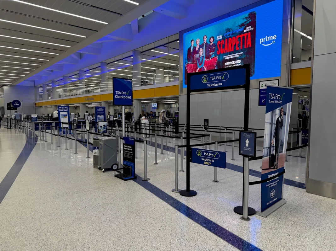 Trải Nghiệm Bay Hạng Phổ Thông United Airlines 787-9 Từ Los Angeles Đến London