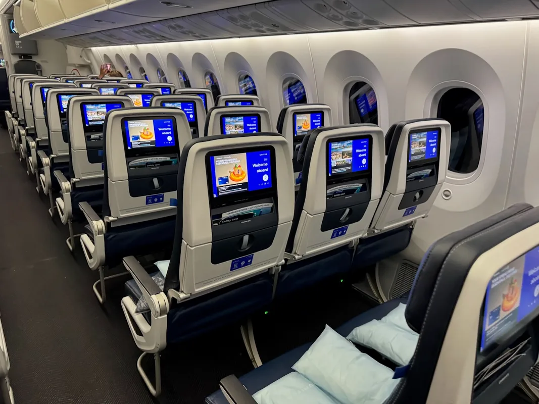 Trải Nghiệm Bay Hạng Phổ Thông United Airlines 787-9 Từ Los Angeles Đến London