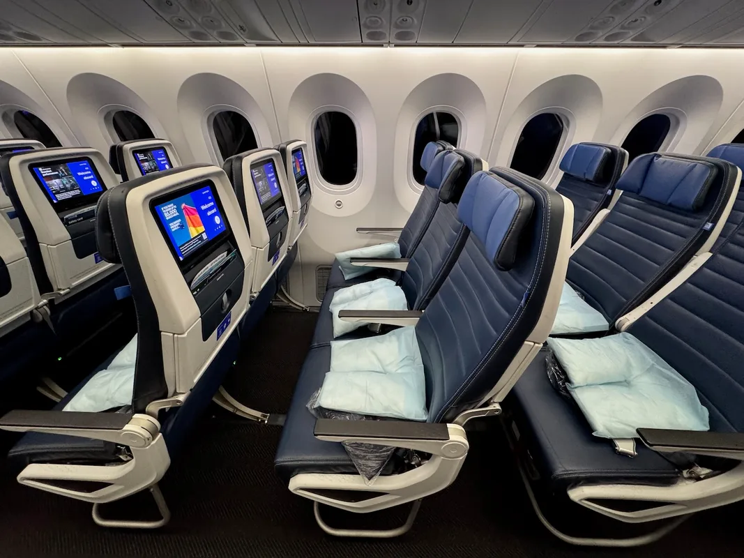 Trải Nghiệm Bay Hạng Phổ Thông United Airlines 787-9 Từ Los Angeles Đến London