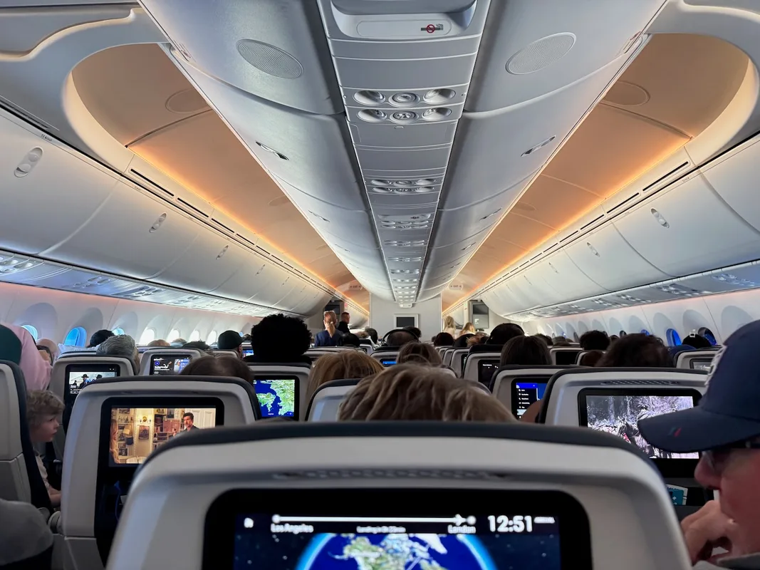 Trải Nghiệm Bay Hạng Phổ Thông United Airlines 787-9 Từ Los Angeles Đến London