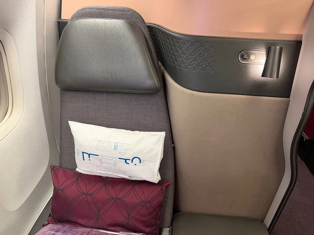 Trải Nghiệm Bay Hạng Thương Gia Qatar Airways Qsuites Trên Boeing 777