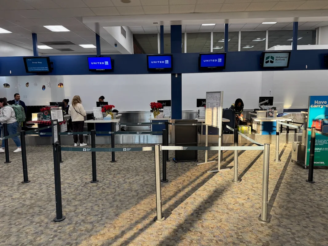 Trải Nghiệm Bay Thú Vị Với United Airlines: Đánh Giá Hạng Phổ Thông A319