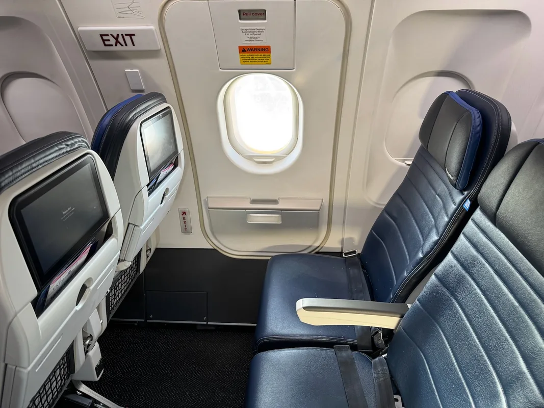 Trải Nghiệm Bay Thú Vị Với United Airlines: Đánh Giá Hạng Phổ Thông A319