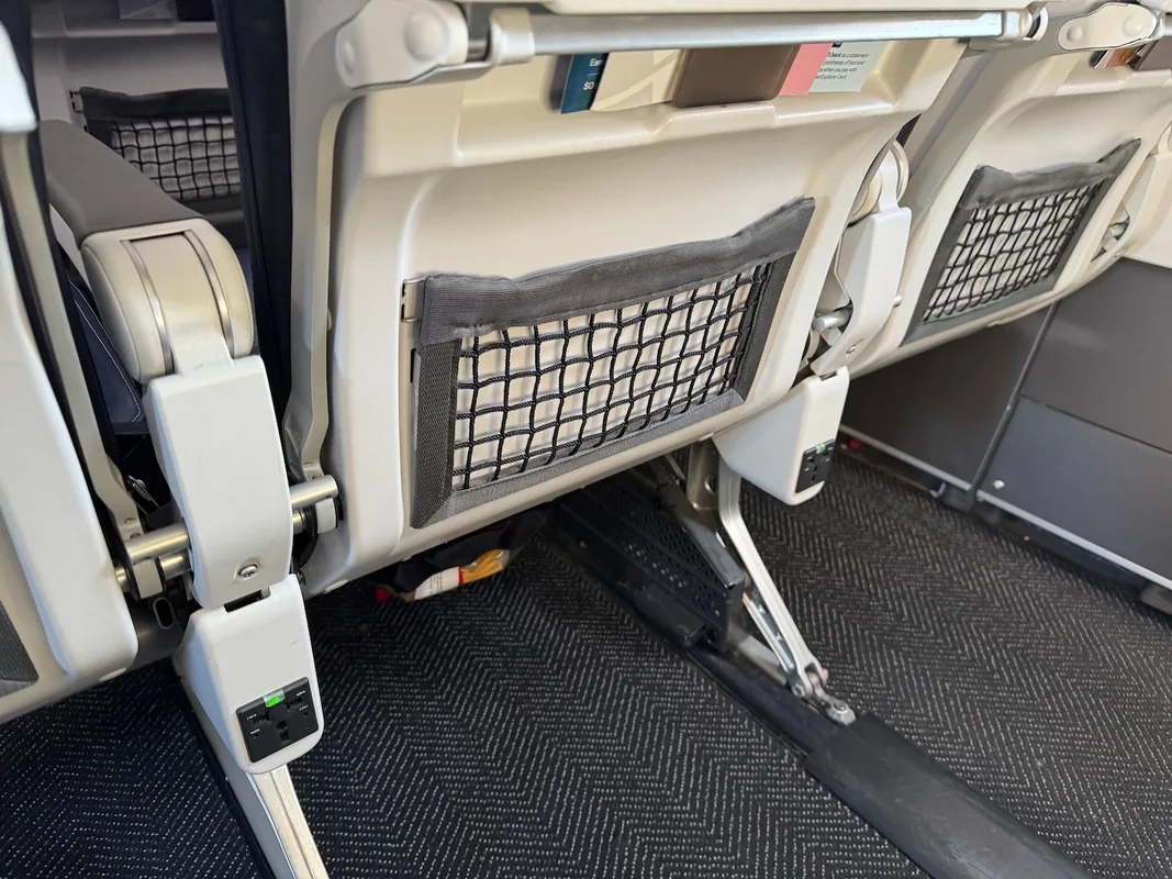 Trải Nghiệm Bay Thú Vị Với United Airlines: Đánh Giá Hạng Phổ Thông A319