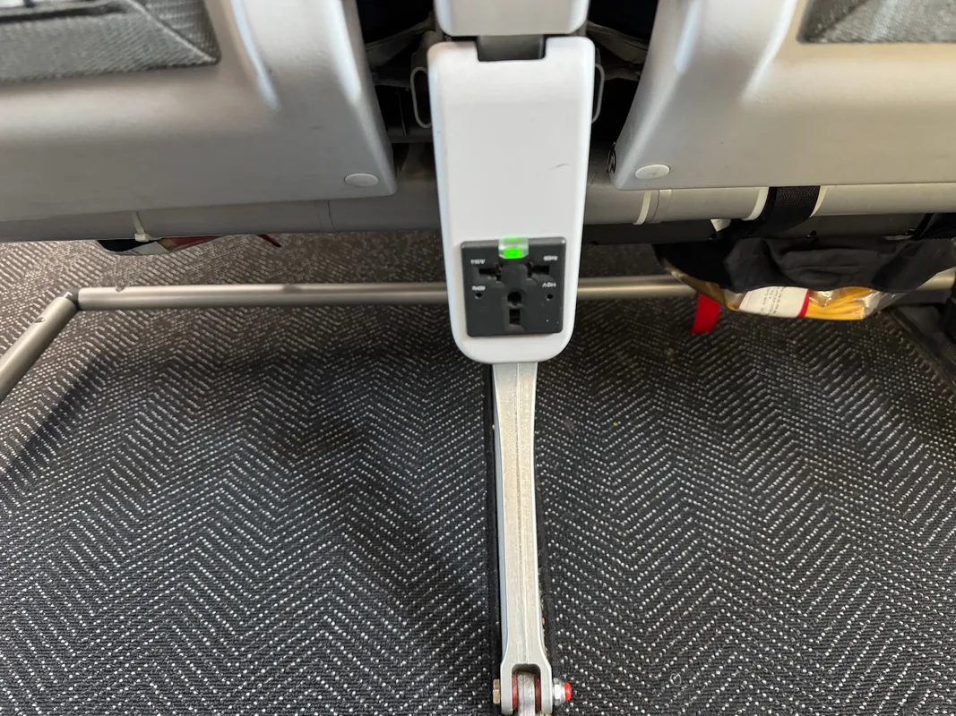 Trải Nghiệm Bay Thú Vị Với United Airlines: Đánh Giá Hạng Phổ Thông A319