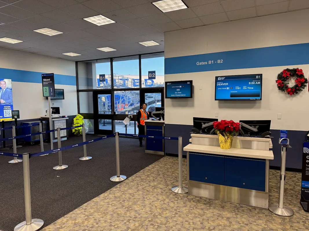 Trải Nghiệm Bay Thú Vị Với United Airlines: Đánh Giá Hạng Phổ Thông A319