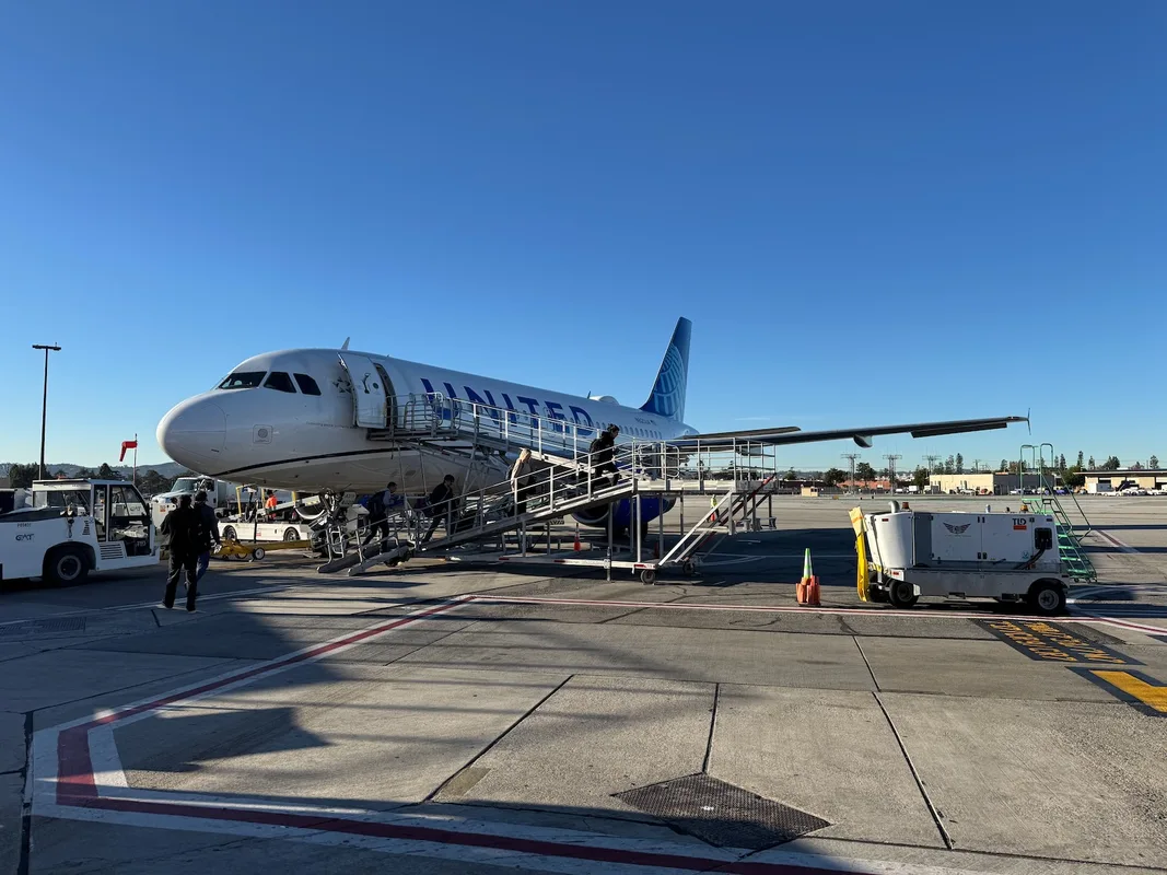 Trải Nghiệm Bay Thú Vị Với United Airlines: Đánh Giá Hạng Phổ Thông A319