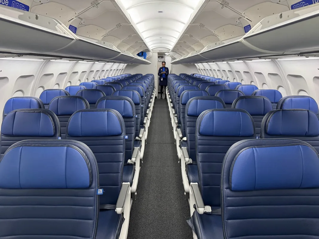 Trải Nghiệm Bay Thú Vị Với United Airlines: Đánh Giá Hạng Phổ Thông A319