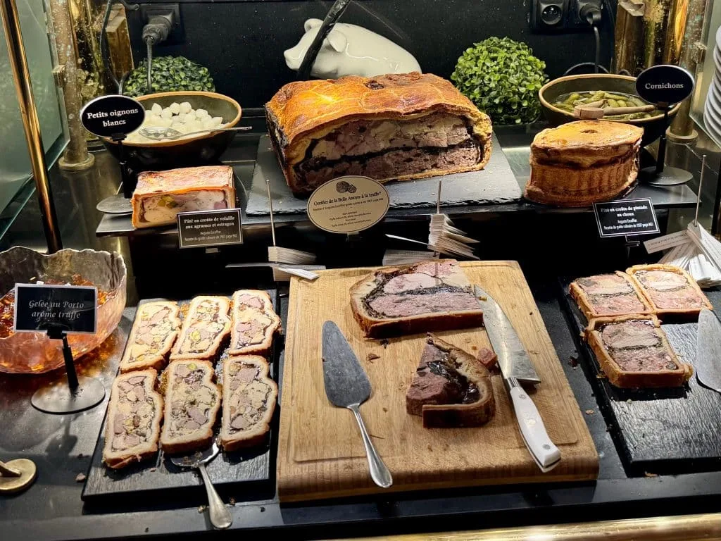 Trải Nghiệm Buffet Sang Chảnh Nhất Pháp: Les Grands Buffets Có Xứng Đáng?