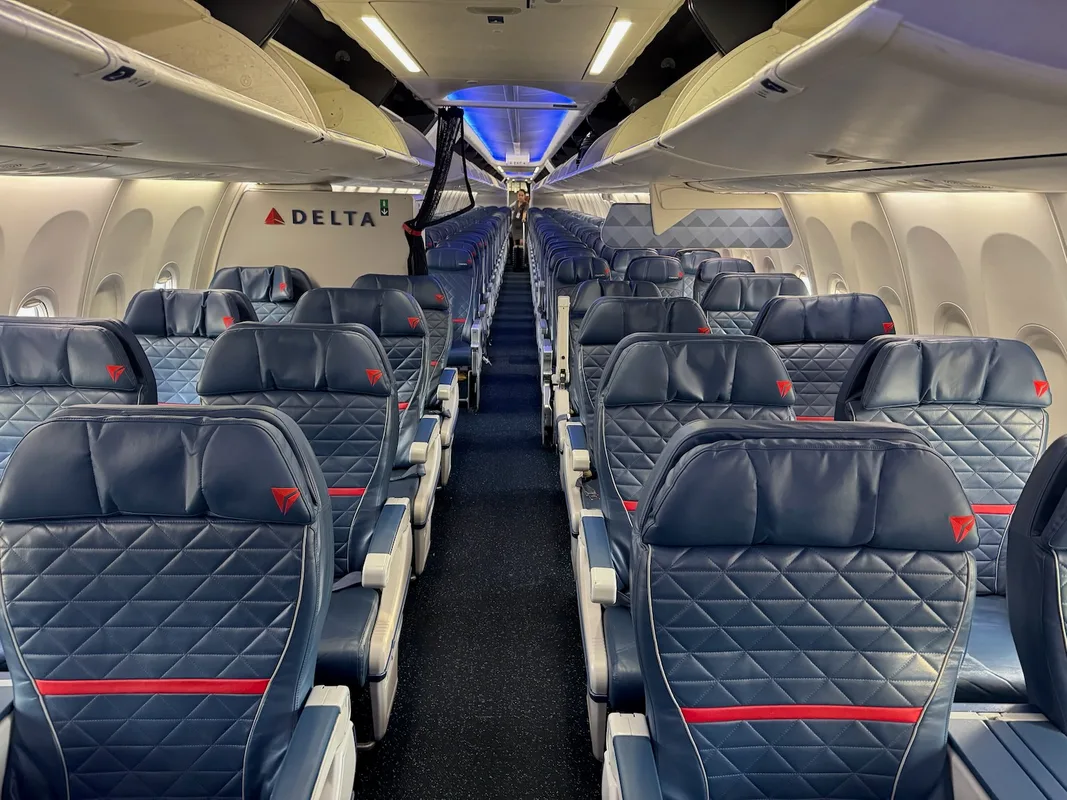 Trải Nghiệm Hạng Nhất Trên Delta Air Lines 737-900ER Từ Atlanta Đến Chicago