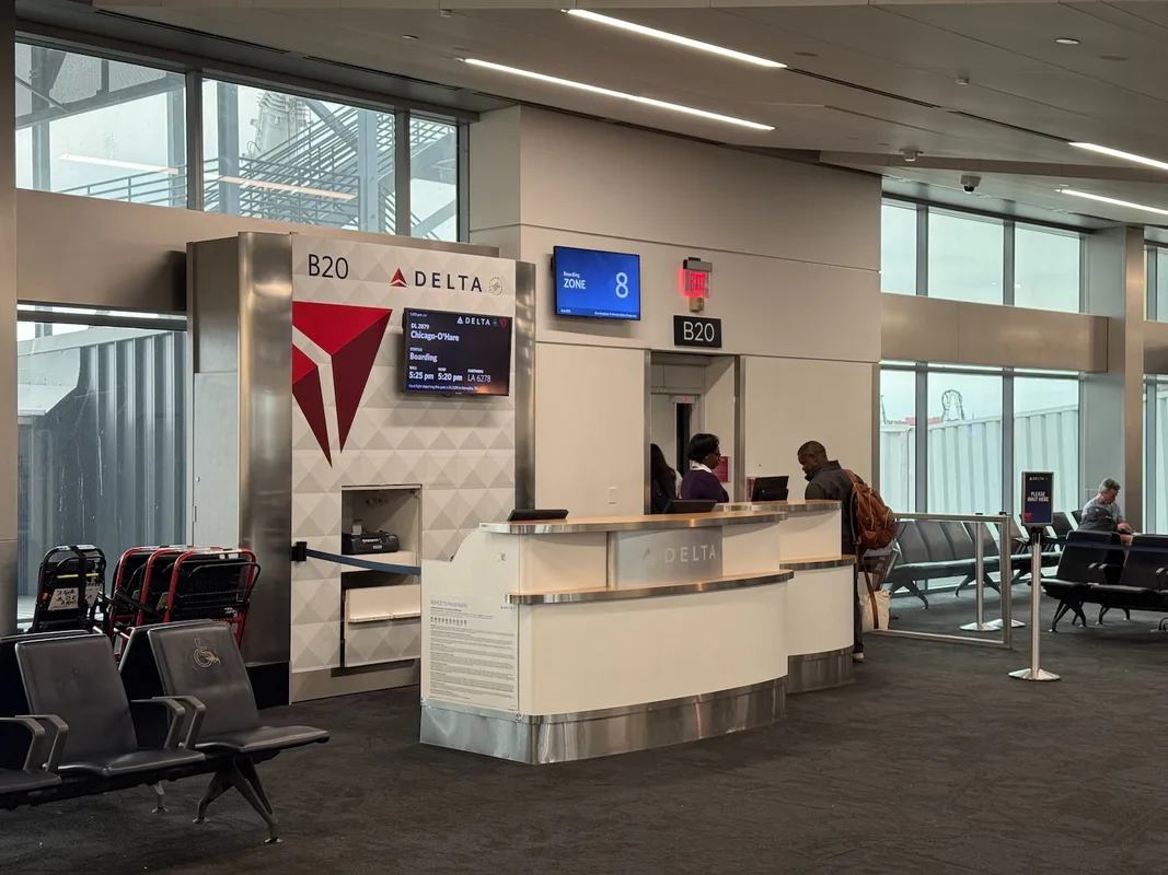 Trải Nghiệm Hạng Nhất Trên Delta Air Lines 737-900ER Từ Atlanta Đến Chicago