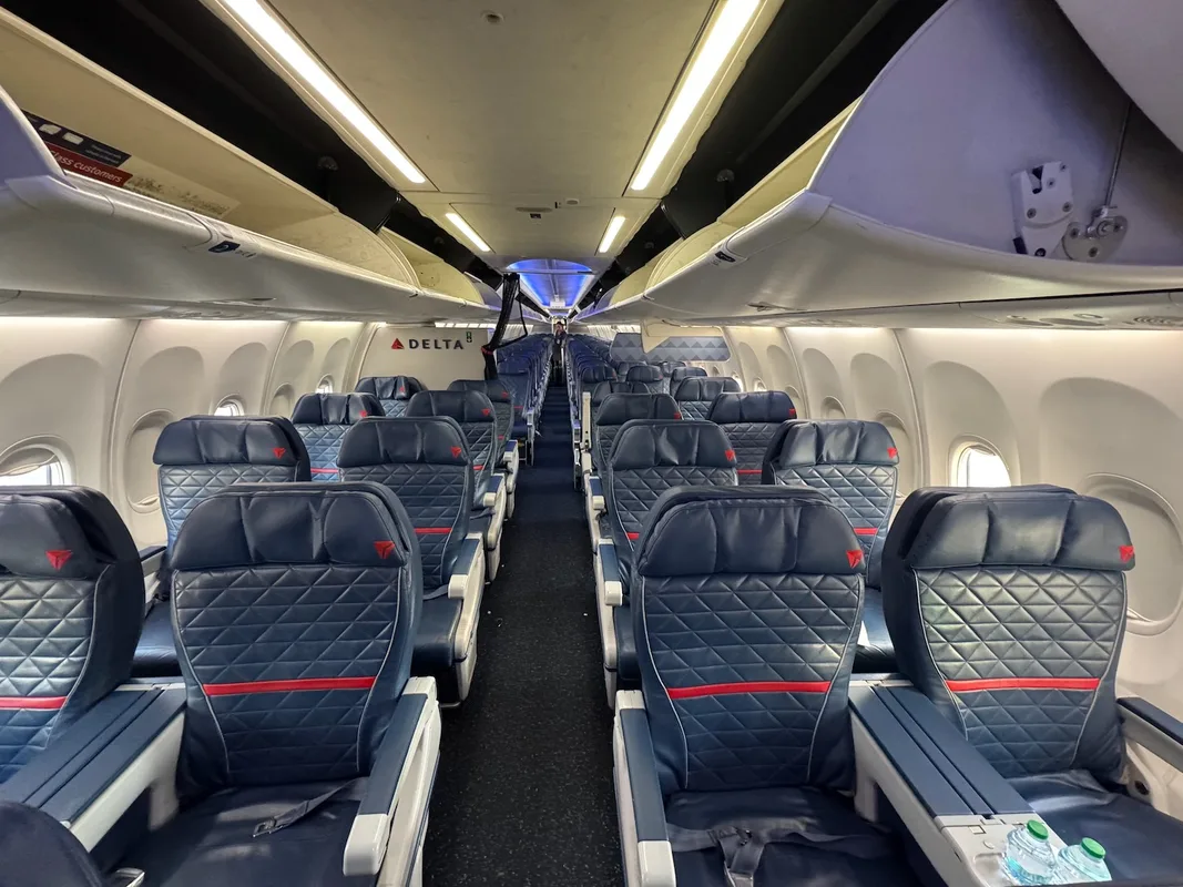 Trải Nghiệm Hạng Nhất Trên Delta Air Lines 737-900ER Từ Atlanta Đến Chicago