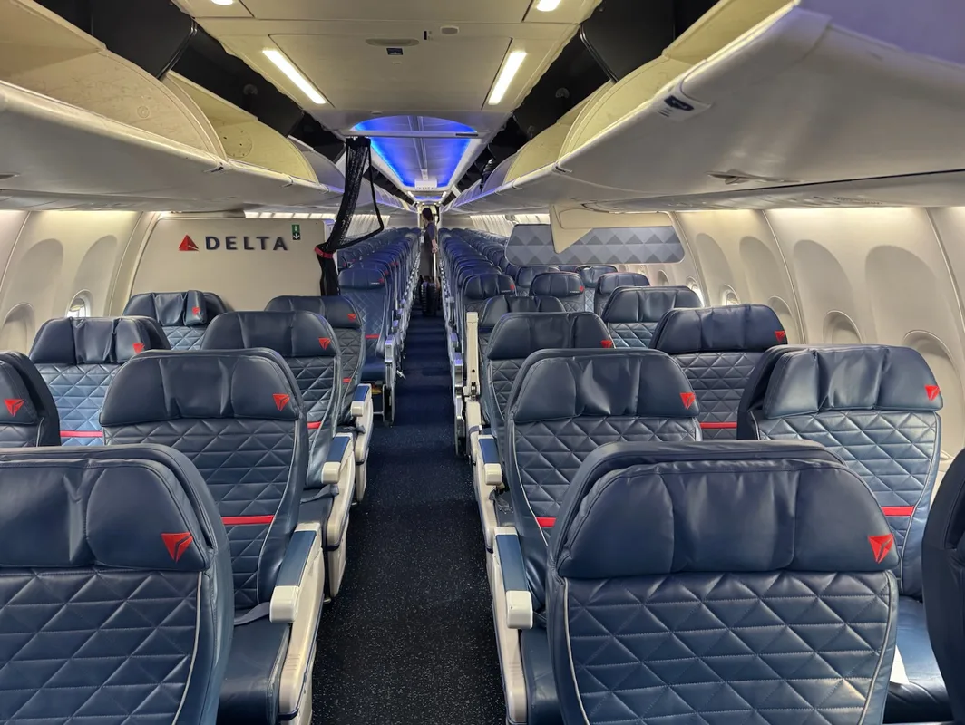 Trải Nghiệm Hạng Nhất Trên Delta Air Lines 737-900ER Từ Atlanta Đến Chicago