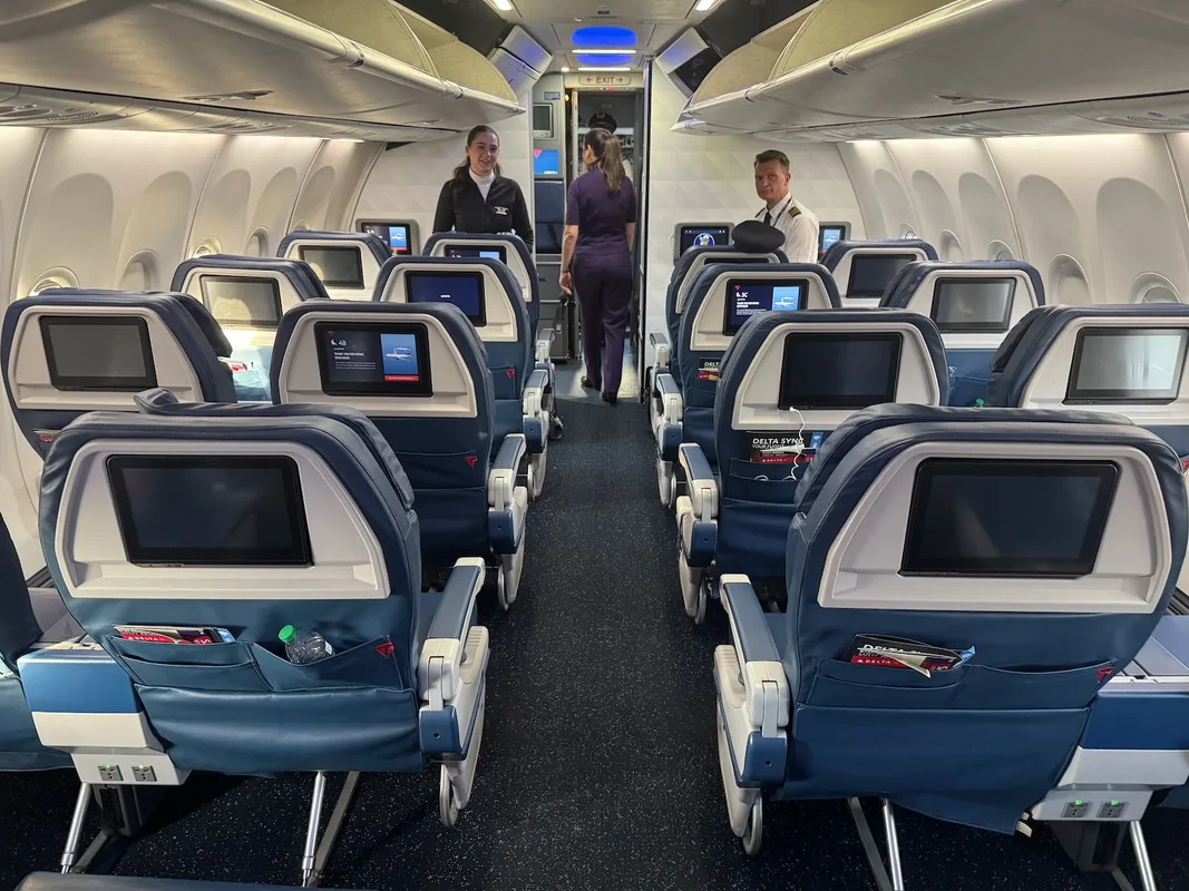 Trải Nghiệm Hạng Nhất Trên Delta Air Lines 737-900ER Từ Atlanta Đến Chicago