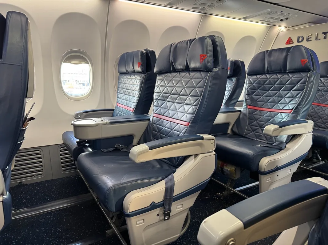Trải Nghiệm Hạng Nhất Trên Delta Air Lines 737-900ER Từ Atlanta Đến Chicago