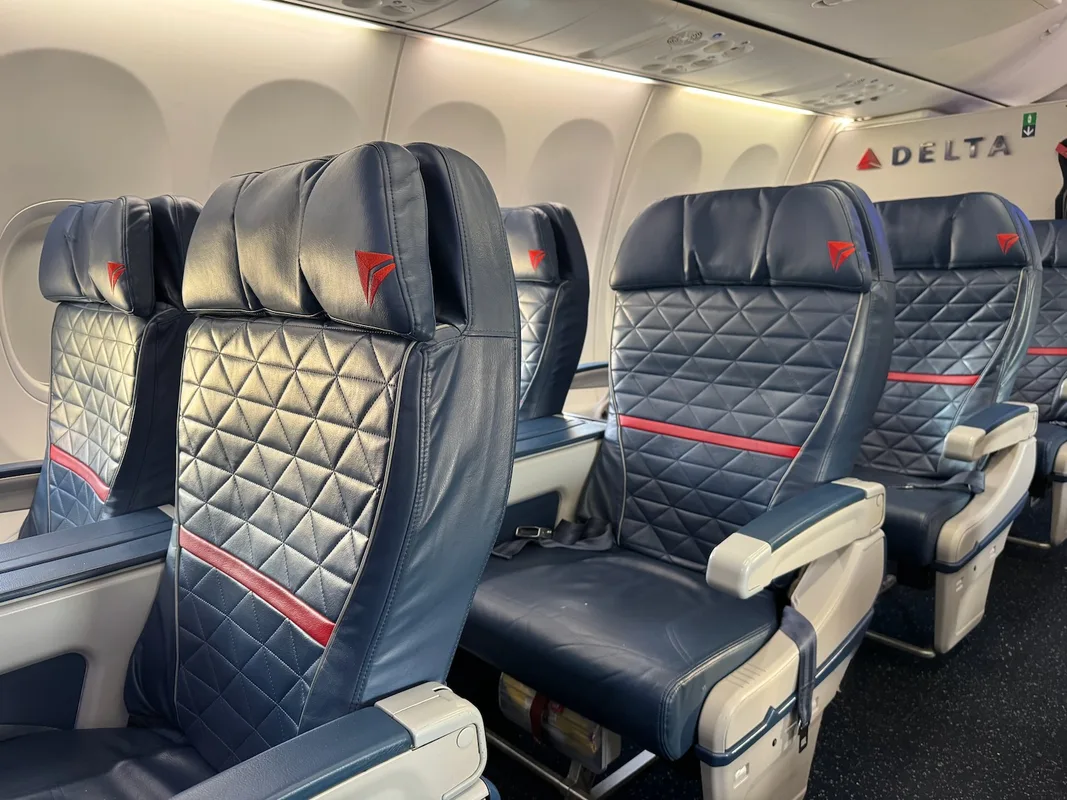 Trải Nghiệm Hạng Nhất Trên Delta Air Lines 737-900ER Từ Atlanta Đến Chicago