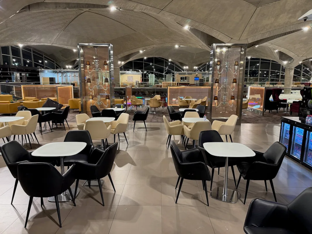 Trải Nghiệm Royal Jordanian Crown Lounge Tại Sân Bay Amman
