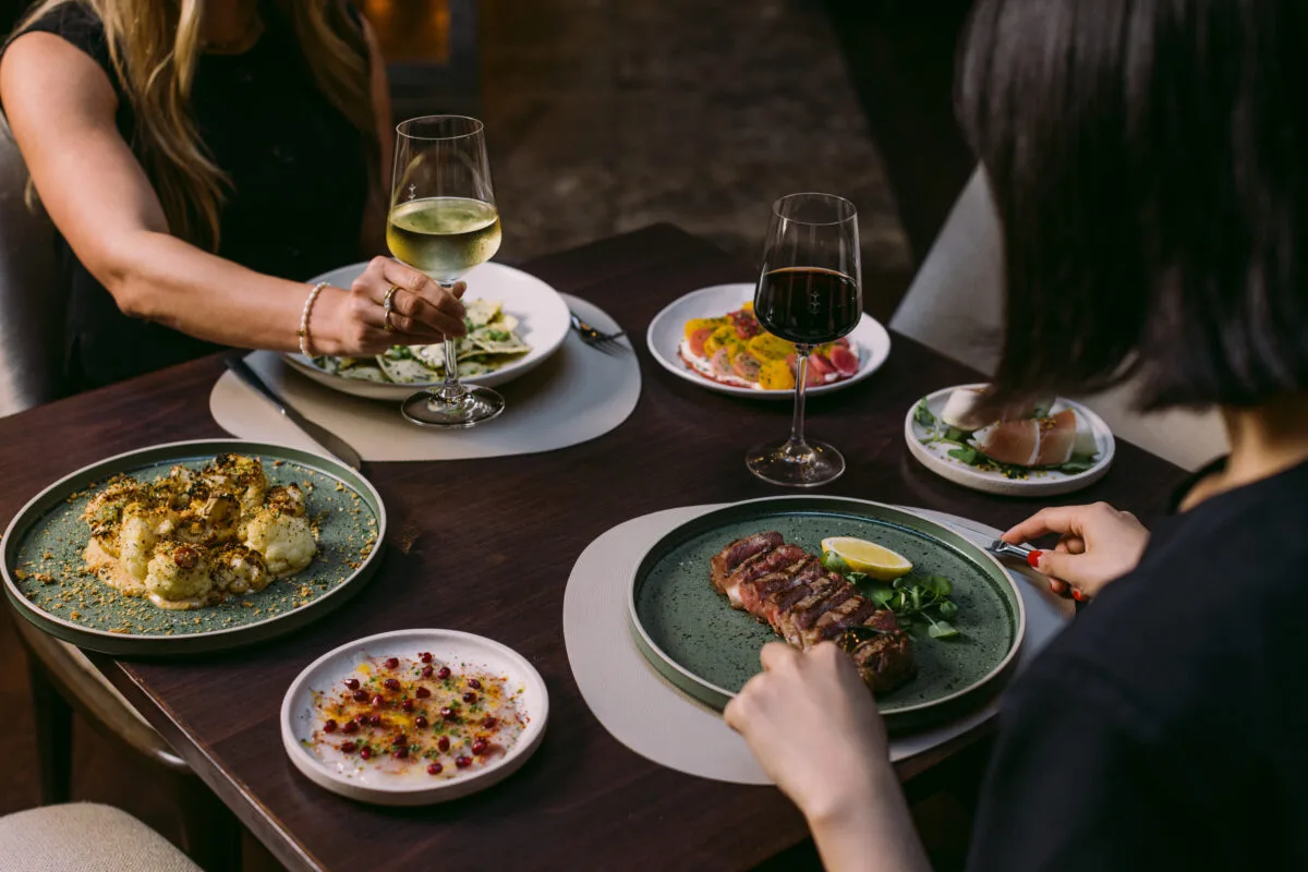 Trải Nghiệm Sydney Harbour Marriott: Gần Biển Cảng, Sát Nách Cầu Nổi Tiếng